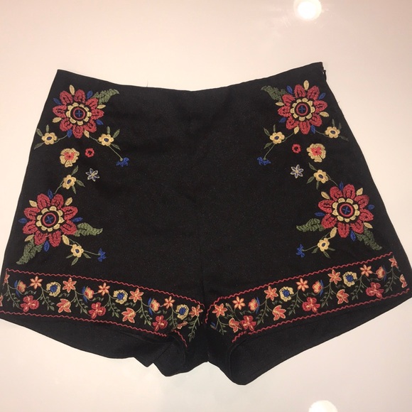 Black Blu Pepper Shorts - Picture 1 of 2